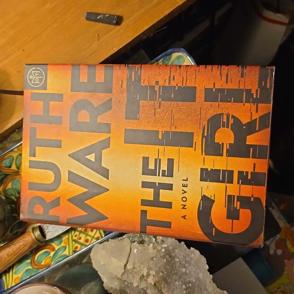 HC Book Ruth Ware The IT GIRL - thriller mystery book 2022